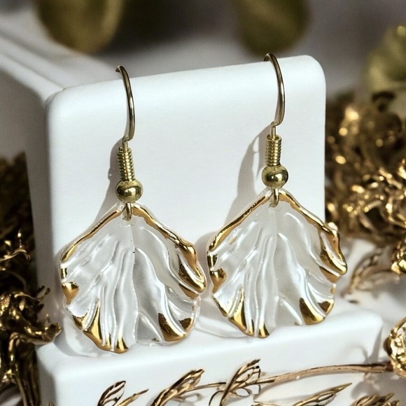 5 For $25💫Golden Edged Scalloped Shell Dangles Earrings - Picture 1 of 3